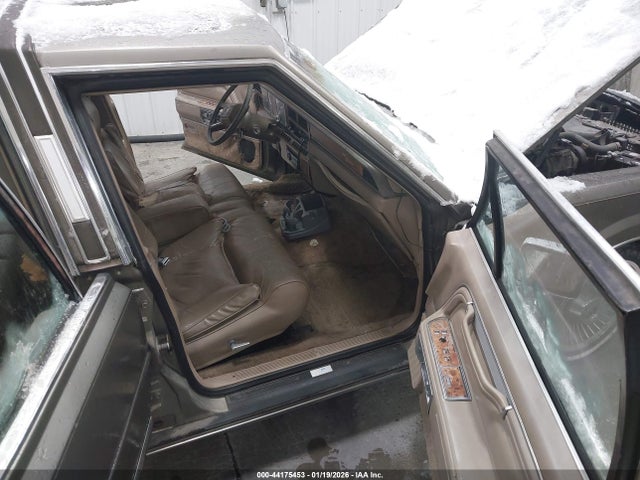 1987 LINCOLN TOWN CAR 1LNBM82F1HY689861 Photo 4