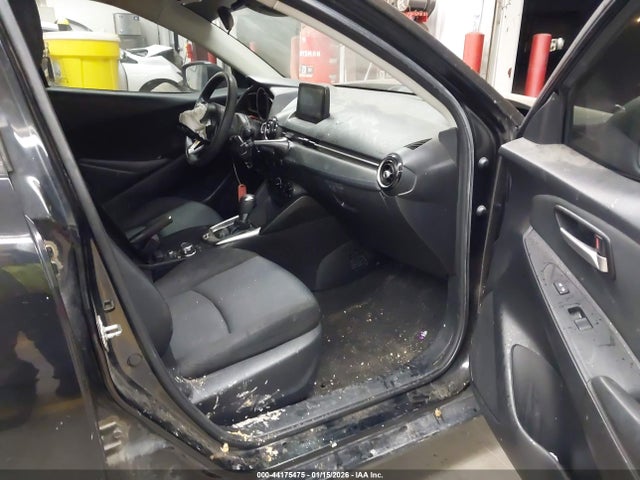 3MYDLBYV3KY526153 Toyota YARIS LE