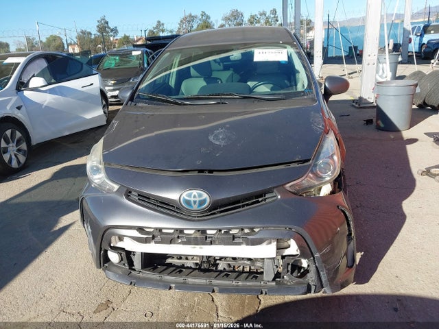 JTDZN3EU0FJ029104 Toyota Prius V Five