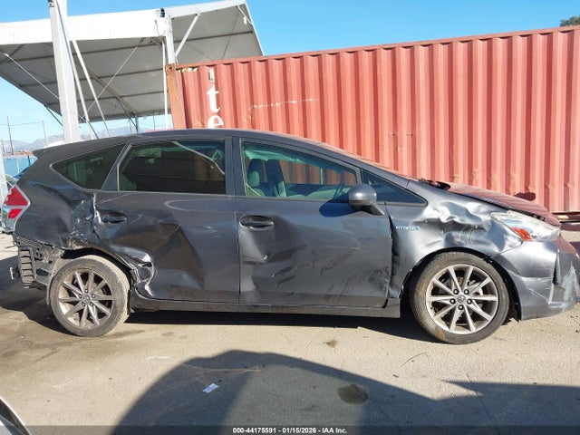 JTDZN3EU0FJ029104 Toyota Prius V Five