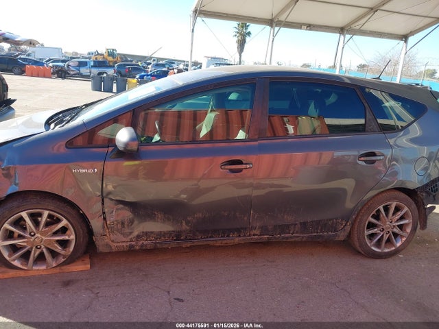 JTDZN3EU0FJ029104 Toyota Prius V Five