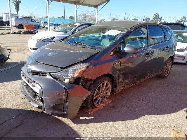 JTDZN3EU0FJ029104 Toyota Prius V Five