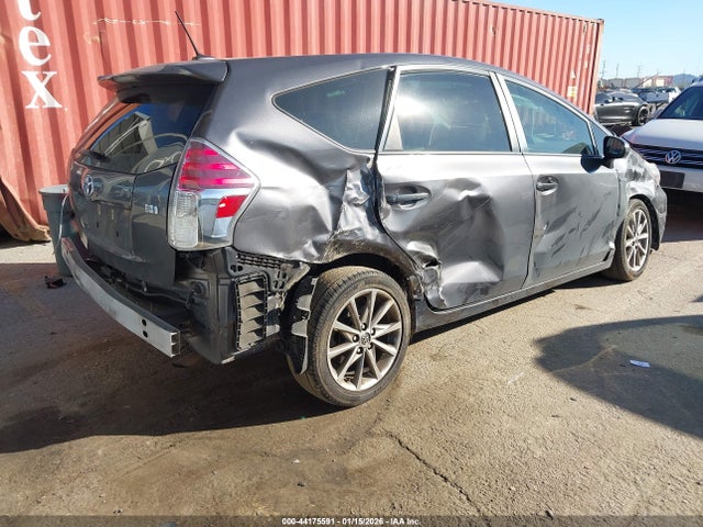 JTDZN3EU0FJ029104 Toyota Prius V Five