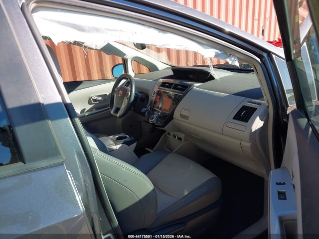 JTDZN3EU0FJ029104 Toyota Prius V Five