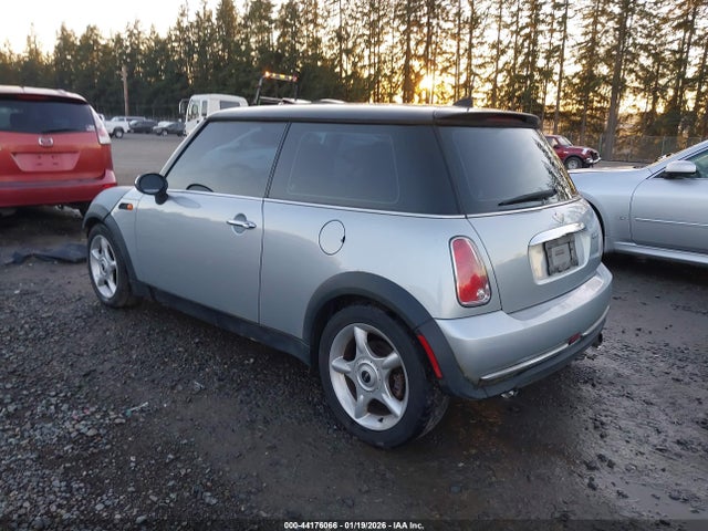 2006 MINI COOPER WMWRC33516TK94083 Photo 2