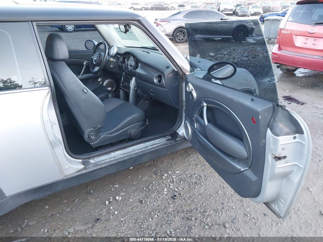 2006 MINI COOPER WMWRC33516TK94083 Photo 4