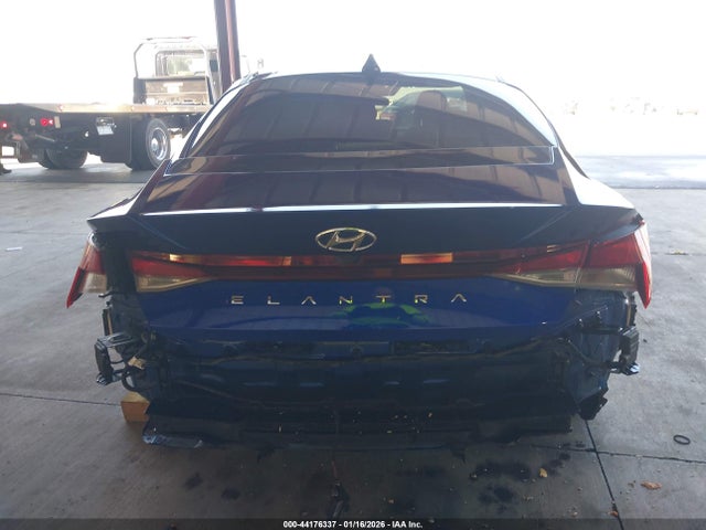 KMHLL4AG1PU573981 Hyundai ELANTRA SE