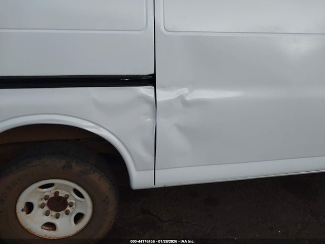 1GCWGAF1XJ1339940 Chevrolet Express 2500 Work Van