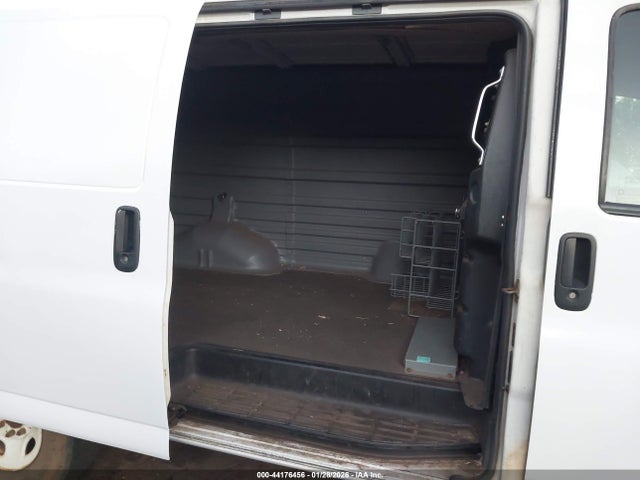 1GCWGAF1XJ1339940 Chevrolet Express 2500 Work Van