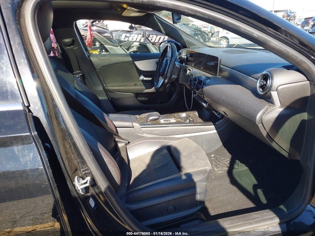 Mercedes-Benz A 220 2019 WDD3G4EB2KW027071 Image 5