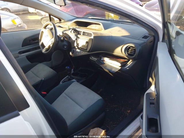 JTDKDTB30E1063090 Toyota Prius C Two
