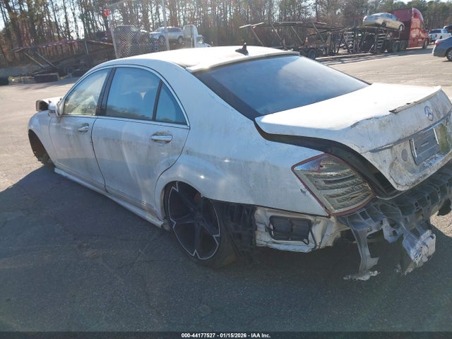 2011 MERCEDES-BENZ S 550 WDDNG8GB4BA377134 Photo 2