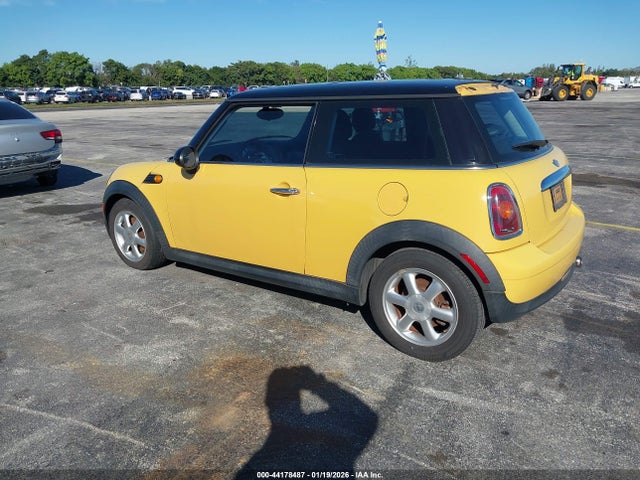 2008 MINI COOPER WMWMF33558TT66374 Photo 2