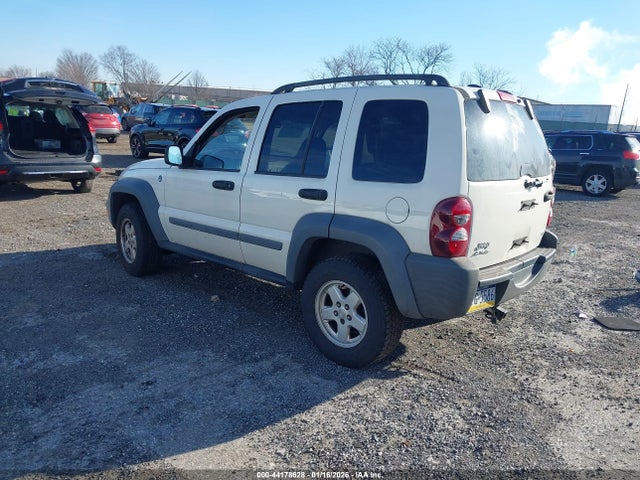 2005 JEEP LIBERTY 1J4GL48K05W509569 Photo 2