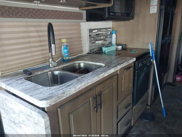 Ford F53 2018 1F65F5DY1J0A18206 Image 12