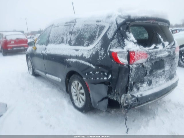 2018 CHRYSLER PACIFICA 2C4RC1FG5JR113295 Photo 2