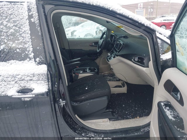 2018 CHRYSLER PACIFICA 2C4RC1FG5JR113295 Photo 4