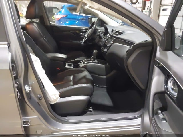 JN1BJ1CR6HW105594 Nissan Rogue Sport Sl