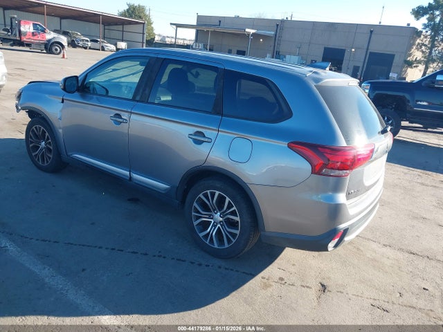 Mitsubishi Outlander Se 2017 JA4AD3A30HZ043922 Image 3