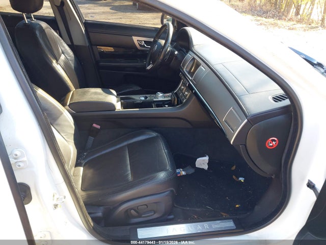 2011 JAGUAR XF SAJWA0FBXBLS16666 Photo 4