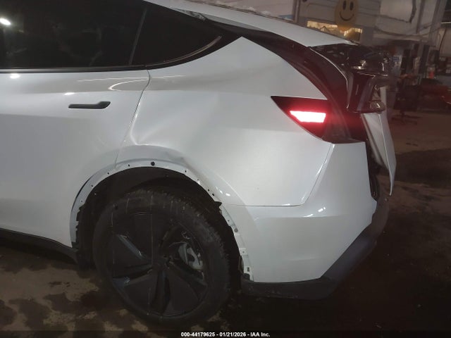 2026 TESLA MODEL Y 7SAYGDEE0TA488690 Photo 5