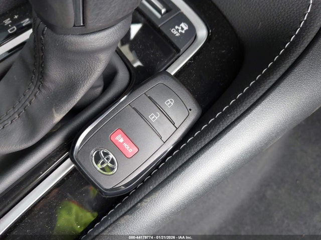JTND4MBE6T3254977 Toyota COROLLA SE