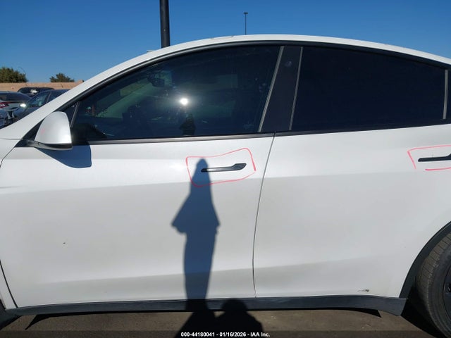Auction sale of the 2021 Tesla Model Y Performance Dual Motor All-wheel Drive, vin: 5YJYGDEF8MF197557, lot number: 44180041