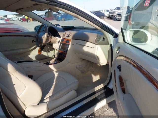 2008 MERCEDES-BENZ CLK 550 WDBTK72F98T089352 Photo 4