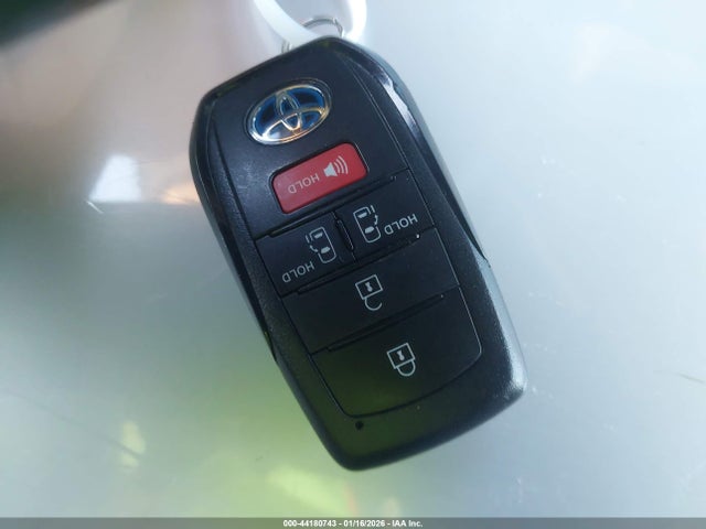 5TDKRKEC9NS123281 Toyota SIENNA LE