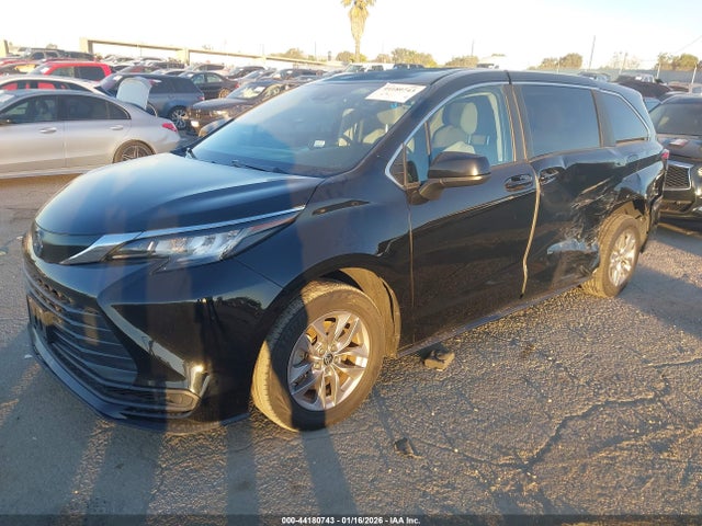 5TDKRKEC9NS123281 Toyota SIENNA LE