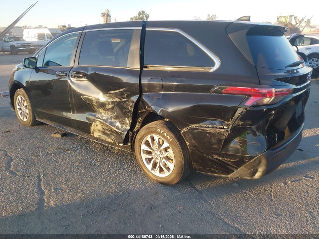 5TDKRKEC9NS123281 Toyota SIENNA LE