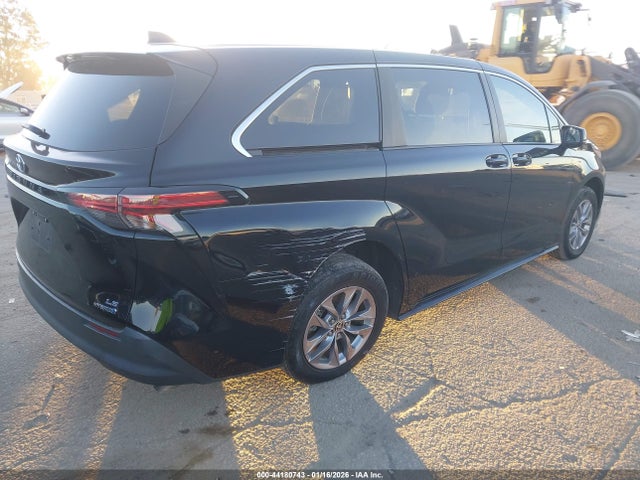 5TDKRKEC9NS123281 Toyota SIENNA LE