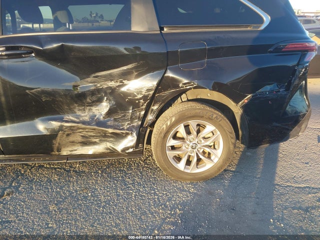 5TDKRKEC9NS123281 Toyota SIENNA LE
