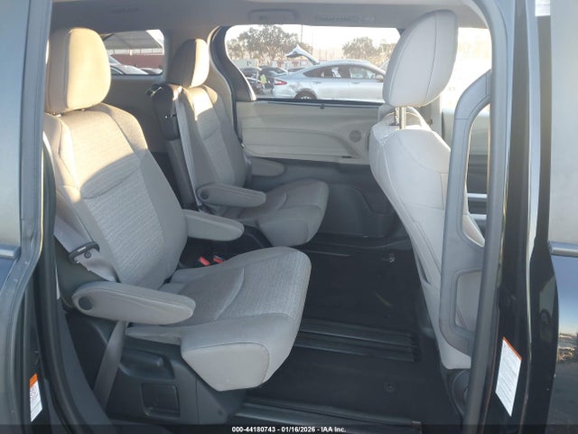 5TDKRKEC9NS123281 Toyota SIENNA LE