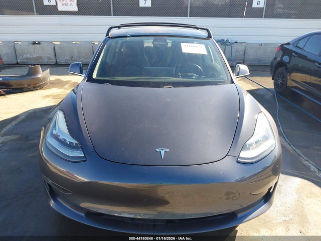 44180848 :رقم المزاد ، 5YJ3E1EAXJF012780 vin ، 2018 Tesla Model 3 Long Range/mid Range مزاد بيع