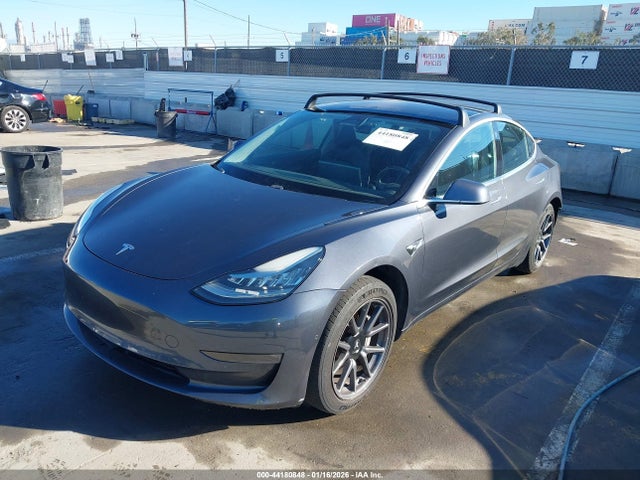 44180848 :رقم المزاد ، 5YJ3E1EAXJF012780 vin ، 2018 Tesla Model 3 Long Range/mid Range مزاد بيع