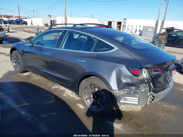 44180848 :رقم المزاد ، 5YJ3E1EAXJF012780 vin ، 2018 Tesla Model 3 Long Range/mid Range مزاد بيع