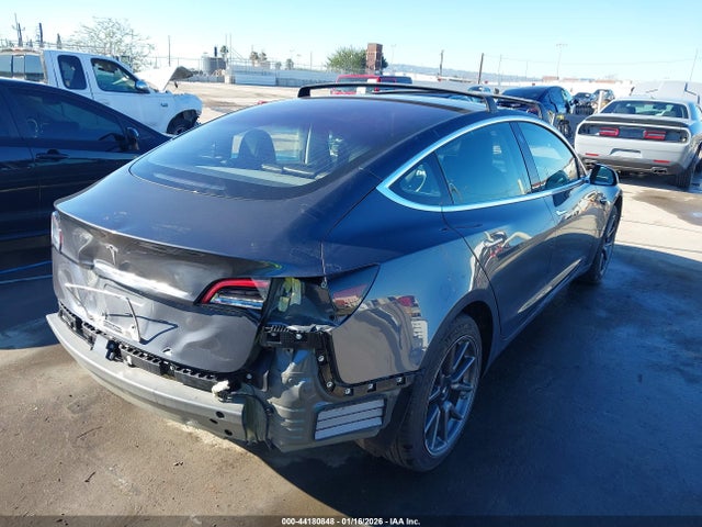 44180848 :رقم المزاد ، 5YJ3E1EAXJF012780 vin ، 2018 Tesla Model 3 Long Range/mid Range مزاد بيع