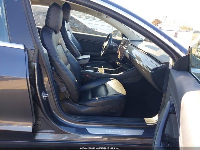 44180848 :رقم المزاد ، 5YJ3E1EAXJF012780 vin ، 2018 Tesla Model 3 Long Range/mid Range مزاد بيع