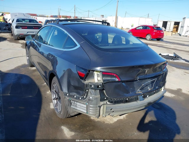 44180848 :رقم المزاد ، 5YJ3E1EAXJF012780 vin ، 2018 Tesla Model 3 Long Range/mid Range مزاد بيع