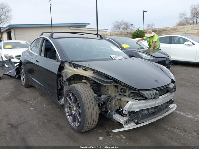 2019 TESLA MODEL 3 5YJ3E1EA7KF305697 Photo 0