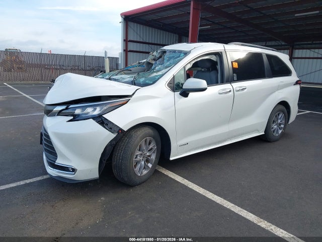 5TDJRKEC3MS063038 Toyota SIENNA XLE