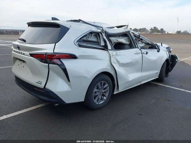 5TDJRKEC3MS063038 Toyota SIENNA XLE