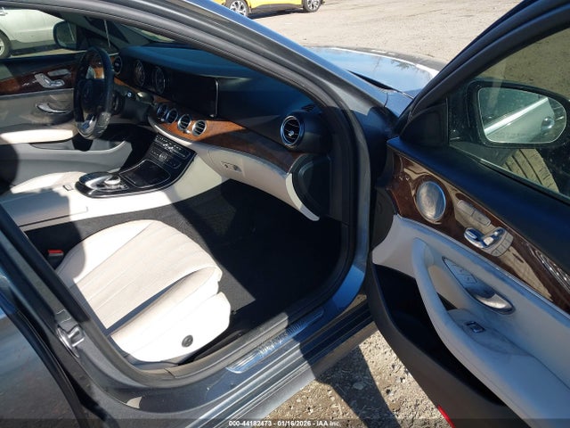 WDDZF4KB1HA049554 Mercedes-Benz E 300 4matic