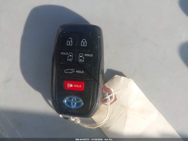 5TDJSKFC9NS048709 Toyota SIENNA XLE