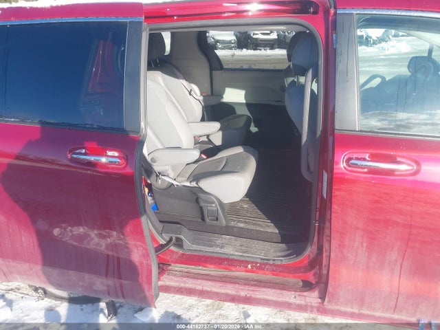 5TDJSKFC9NS048709 Toyota SIENNA XLE
