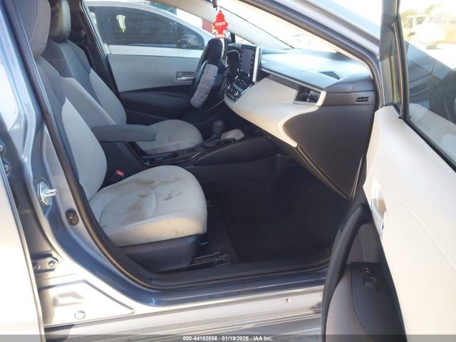 44182856 :رقم المزاد ، 5YFEPMAE3MP188155 vin ، 2021 Toyota Corolla Le مزاد بيع