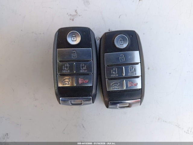 KNDMC5C1XH6337827 KIA Sedona Sx
