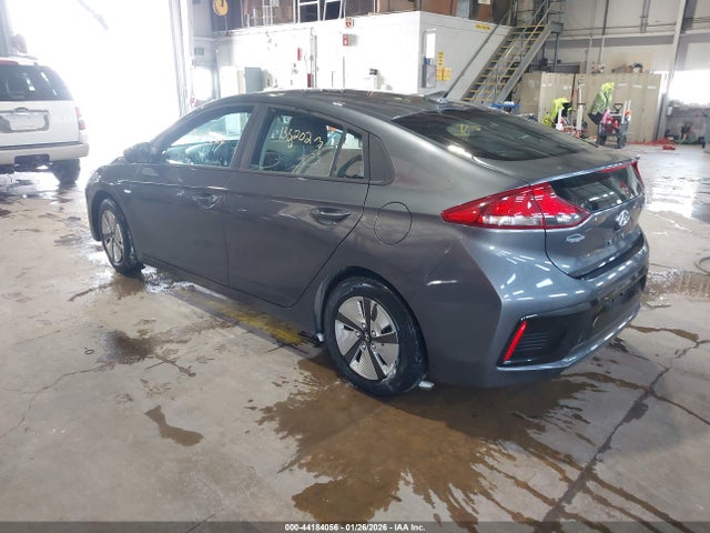 2017 HYUNDAI IONIQ HYBRID KMHC65LC3HU030625 Photo 2