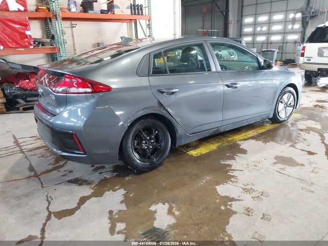 2017 HYUNDAI IONIQ HYBRID KMHC65LC3HU030625 Photo 3